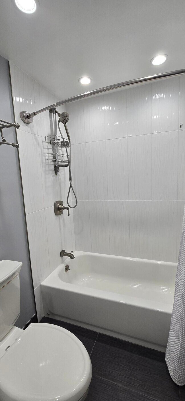 Building Photo - 3300 N Palm Aire Dr