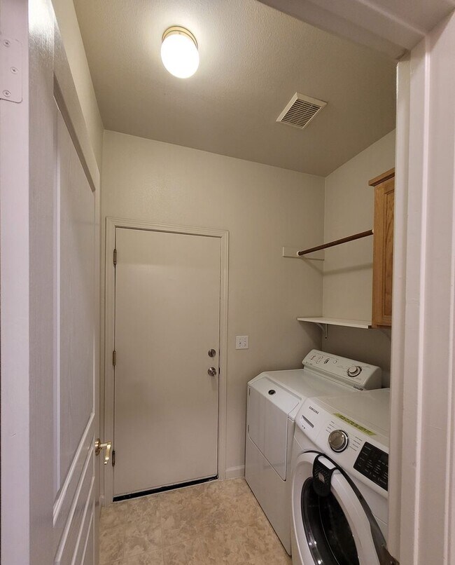 Building Photo - 1095 Crescent Dr