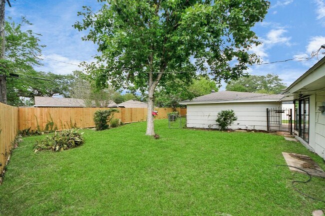 Building Photo - 5715 Braesvalley Dr