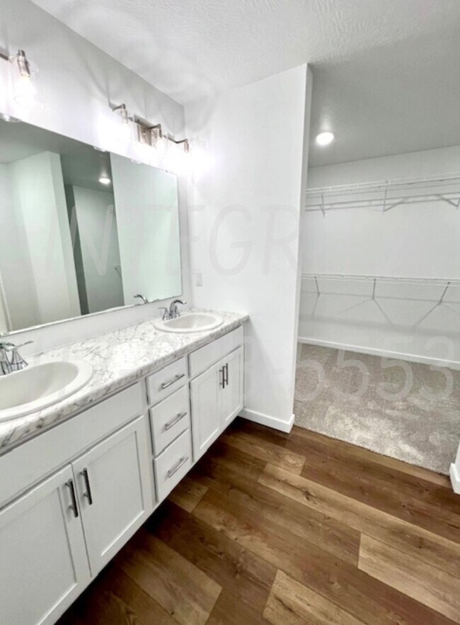 Building Photo - 478 E Lennox St