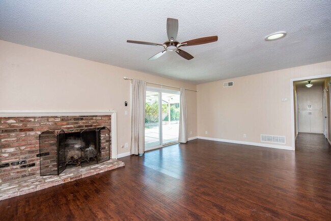 Building Photo - Single Family Stunner!
