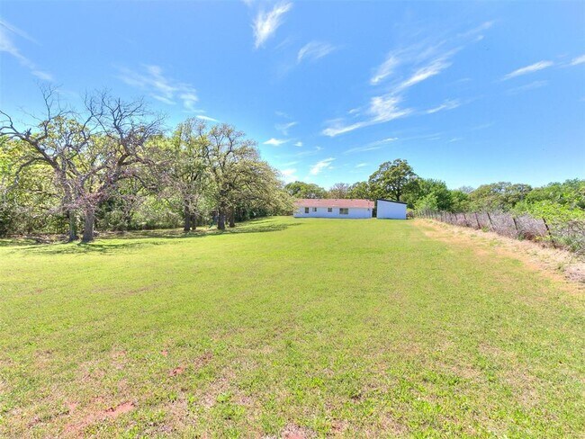 Building Photo - 502 N Oak St