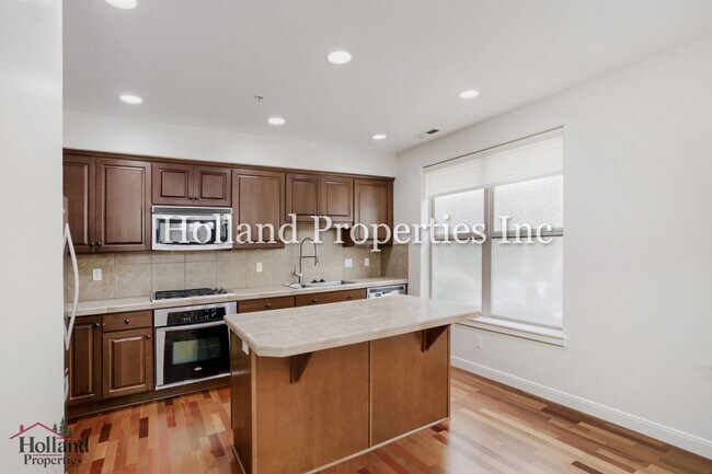 Building Photo - 6267 NE Carillion Dr