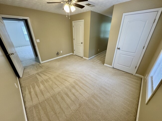 Building Photo - 362 River Point Dr