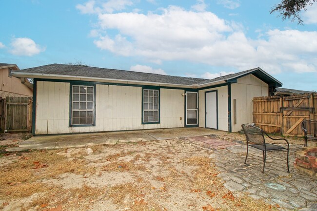 Building Photo - Modern Gulf Breeze Duplex: 3 Bed, 2 Bath, ...