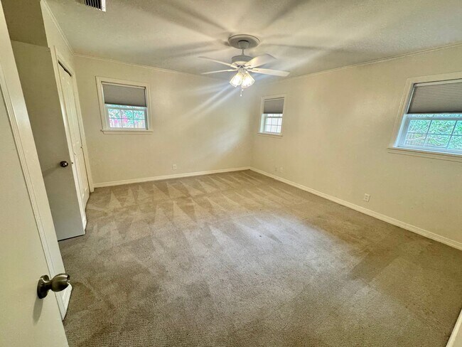 Building Photo - Gorgeous 3 Bedroom South Highland Home with Bonus Room!