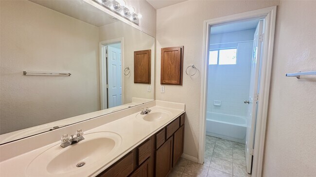 Building Photo - 13433 Hidden Valley Dr