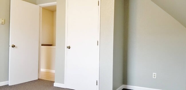 Building Photo - MOVE IN READY NOW! Desirable down town location. 1 bed, 1 bath. Includes water, sewer and garbage.