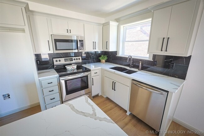 Building Photo - 108 W 2nd St