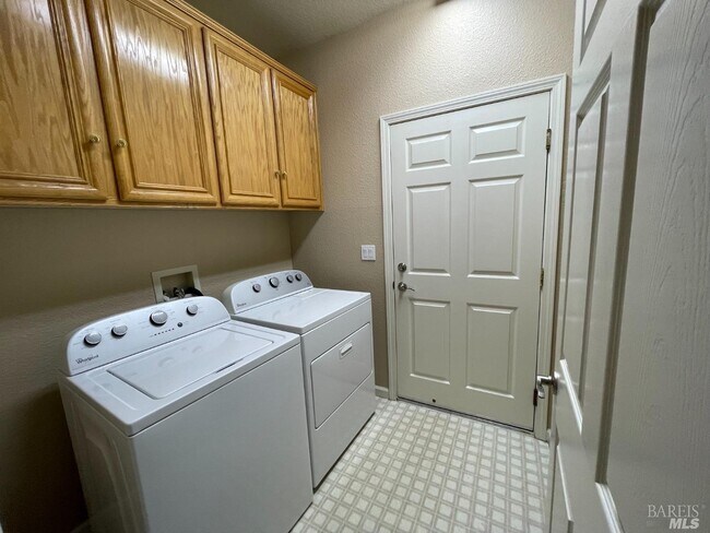 Building Photo - 206 Cedar Ridge Dr