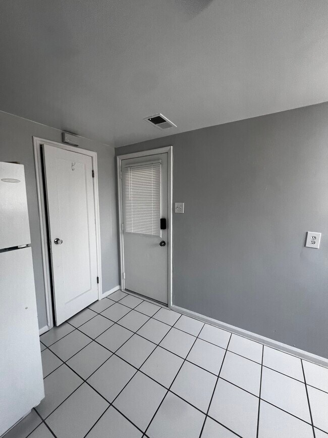 Building Photo - 6th Avenue Apartments