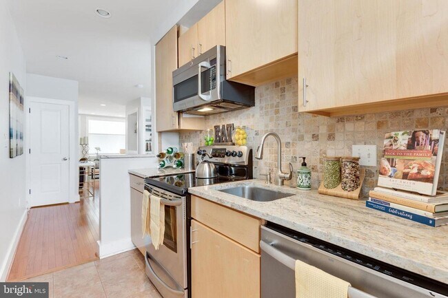Building Photo - Gorgeous Rowhome Walking Distance to Colum...