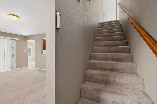 Building Photo - West Side 2/story 3 Bedroom 2.5 Bath 1605/sf 2/CG