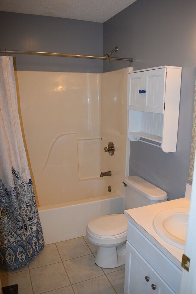 Building Photo - Spacious 3-Bedroom, 3-Bath Home with Bonus Room in a Quiet Neighborhood! NO PETS