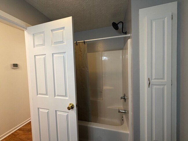 Building Photo - 3-Bedroom Home in Quiet Neighborhood Located in St. Robert, MO!