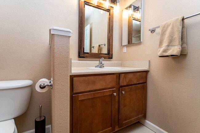 Building Photo - Beautiful upper-level condo in gated community!!!