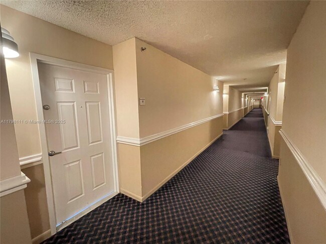 Building Photo - 540 Brickell Key Dr
