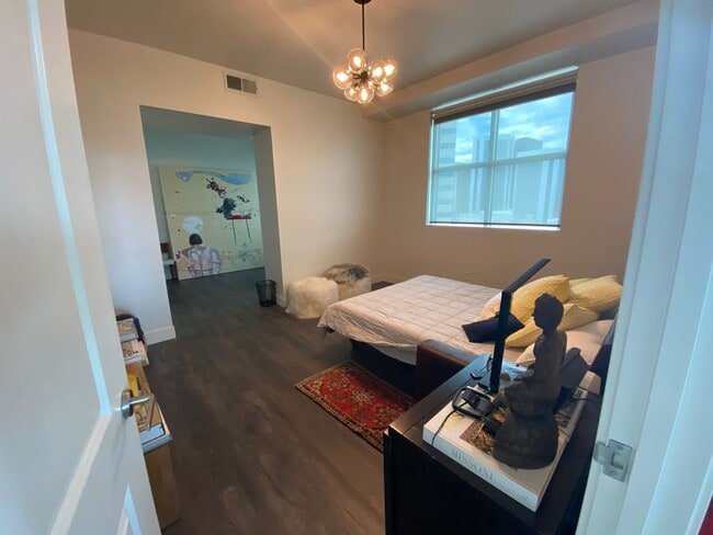 Building Photo - Large 2 bedroom 2 1/2 bath condo at One Li...