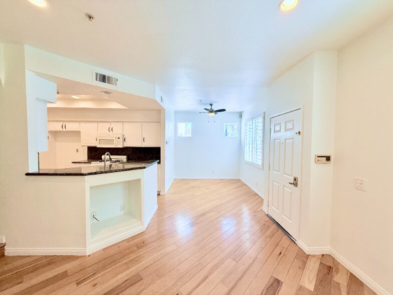 Building Photo - 109 Santa Barbara Ct