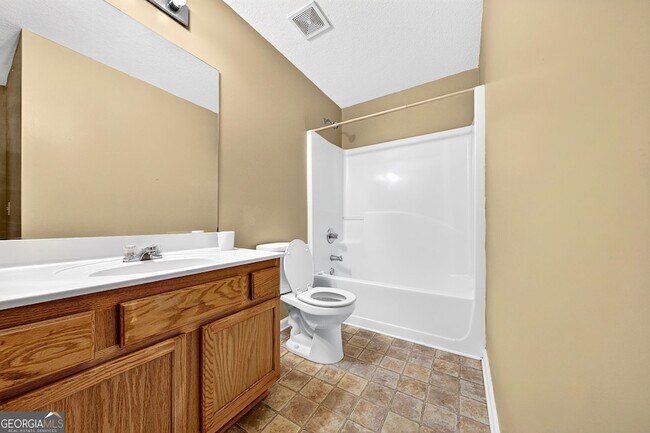 Building Photo - 744 W Vincent Dr