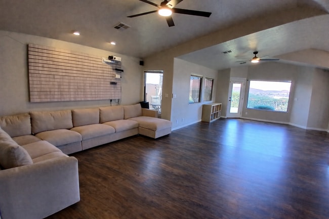 Building Photo - Pool, pickleball, views plus 3 bed 2 bath home.