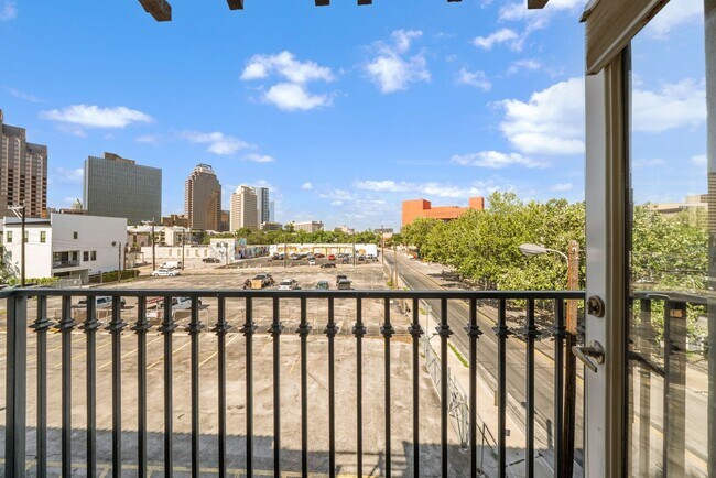 Building Photo - Downtown Luxury Condo with Rooftop Views -...