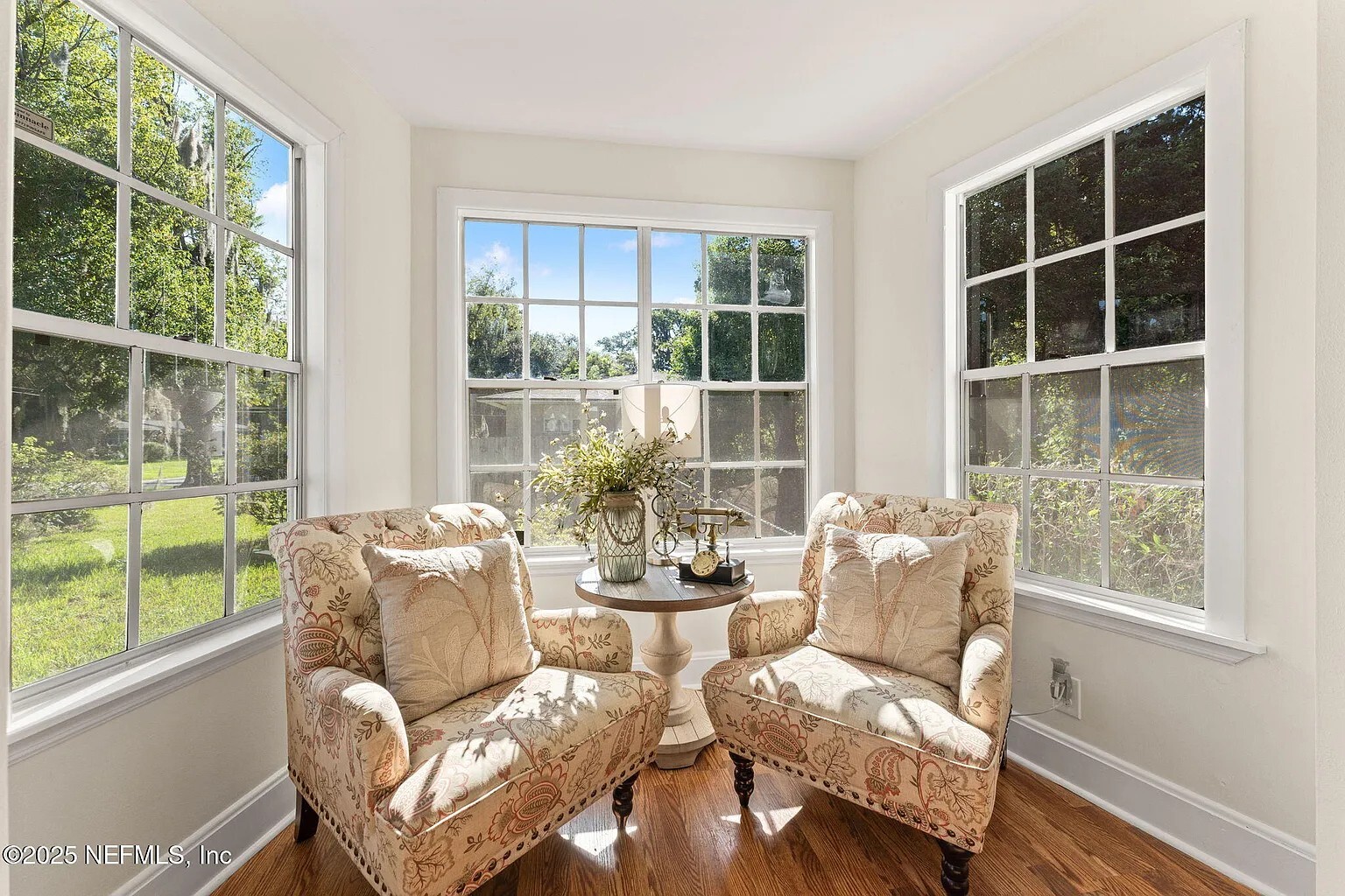 sitting room - 4744 Glenwood Ave
