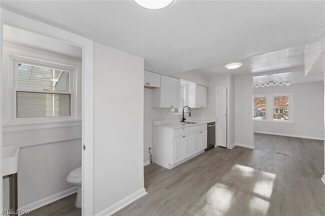 Building Photo - 3406 Henderson Rd