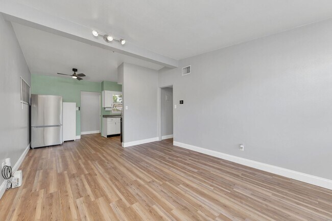 Building Photo - Michigan Ave Duplex