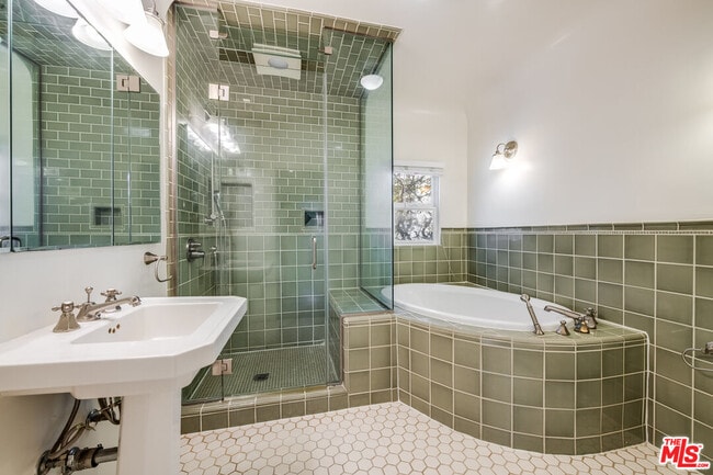 Building Photo - 1211 S Genesee Ave