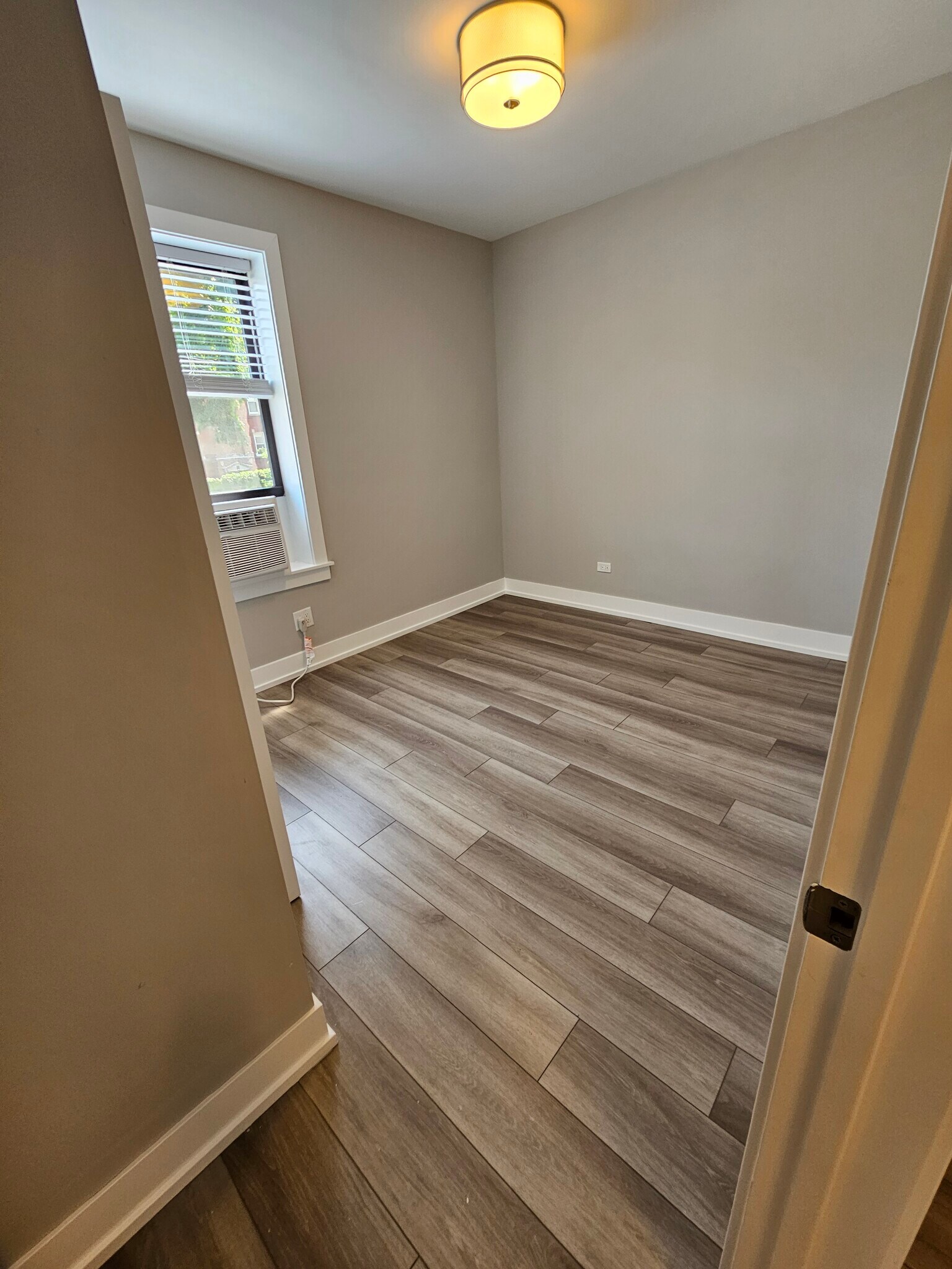 Building Photo - 3931 N Janssen Ave