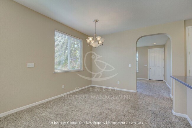 Building Photo - Beautiful 4 BD 2 BA Lincoln Home