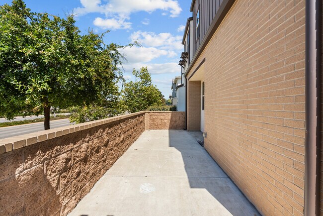 Building Photo - 105 Red Brick Dr