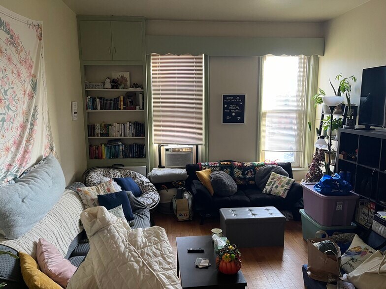 Building Photo - 113 Main St E