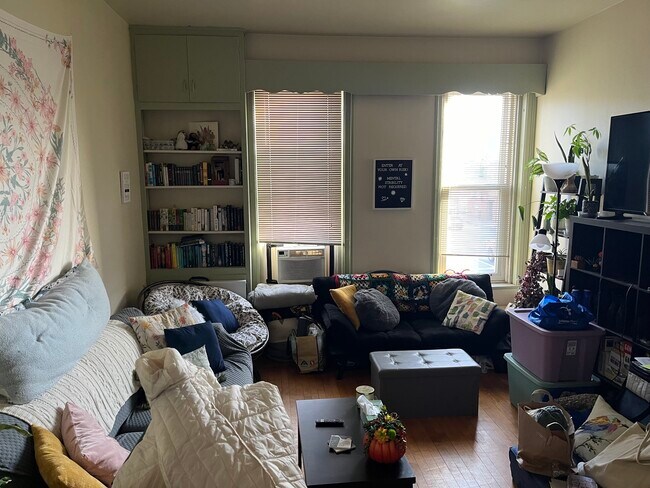 Building Photo - 113 Main St E