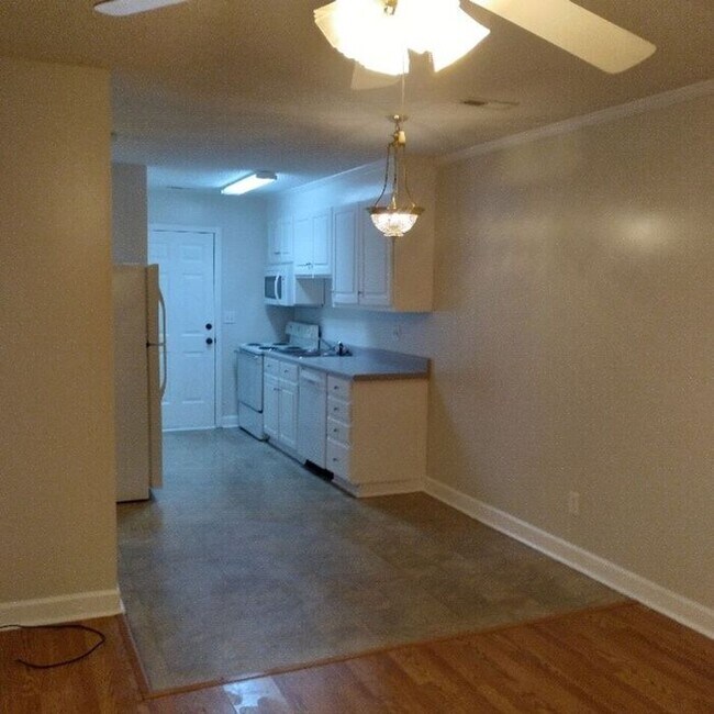 Building Photo - Duplex available now!