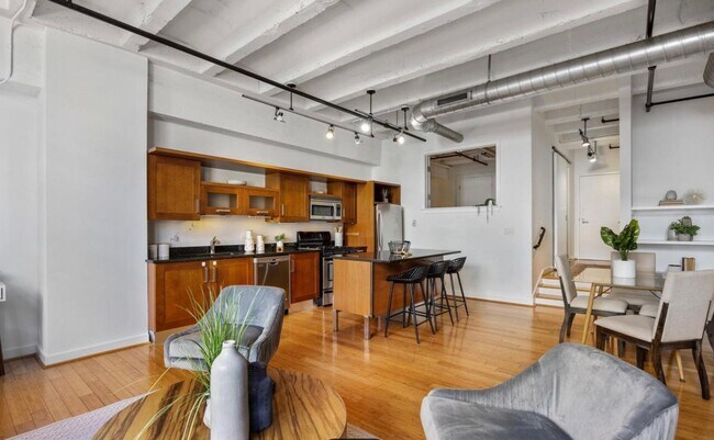 Building Photo - Amazing 2+2 in Logan Cirlce, NW DC