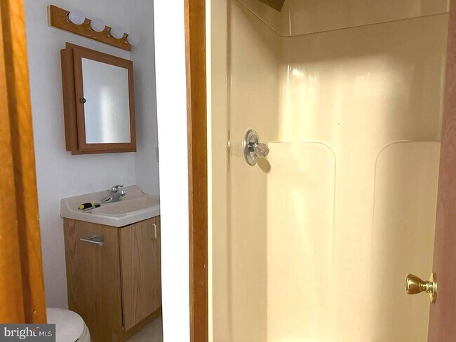 Building Photo - 31 Logan Ave