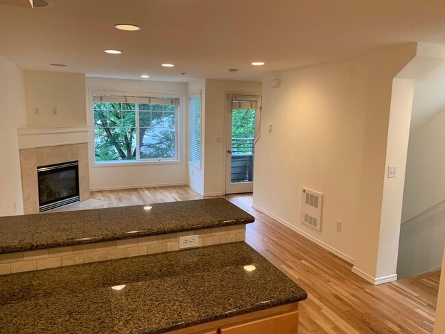 Building Photo - In the heart of Green Lake 3 bed 2.5 bath townhome for rent