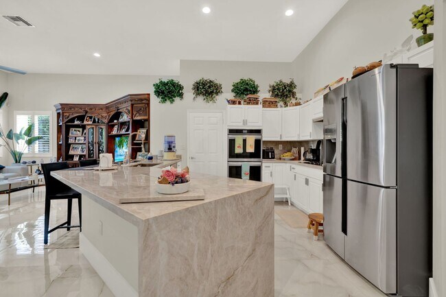 Building Photo - Elegant 4-Bedroom Pool Home in Exclusive G...