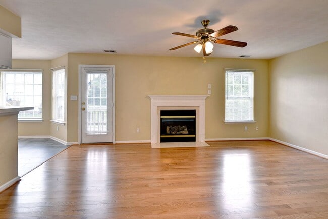 Building Photo - Spacious & Updated Hampton Home