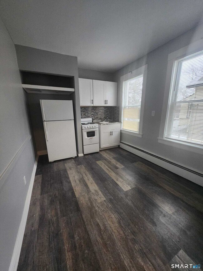 Building Photo - 22-24-24 Brown St