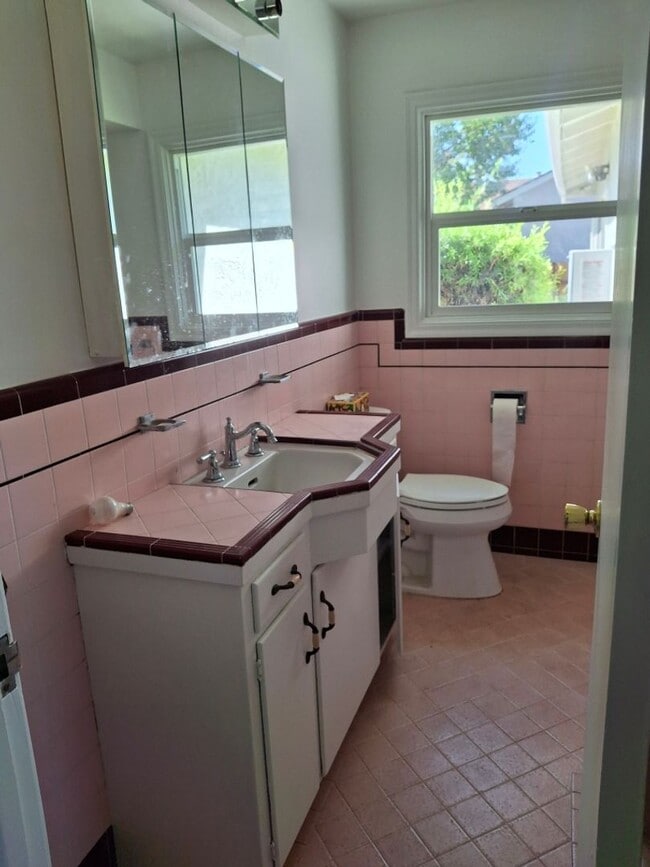 Building Photo - Showing Mon 8/18, Wed 8/20, and Fri 8/22 @...