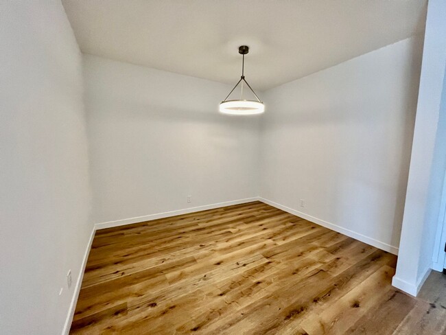 Building Photo - Recently Remodeled Spacious 1Bed/1Bath wit...