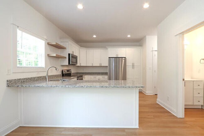 Building Photo - Luxury Townhouse in Sherrills Ford