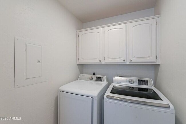 Building Photo - 3-bedroom townhome in great central Phoeni...