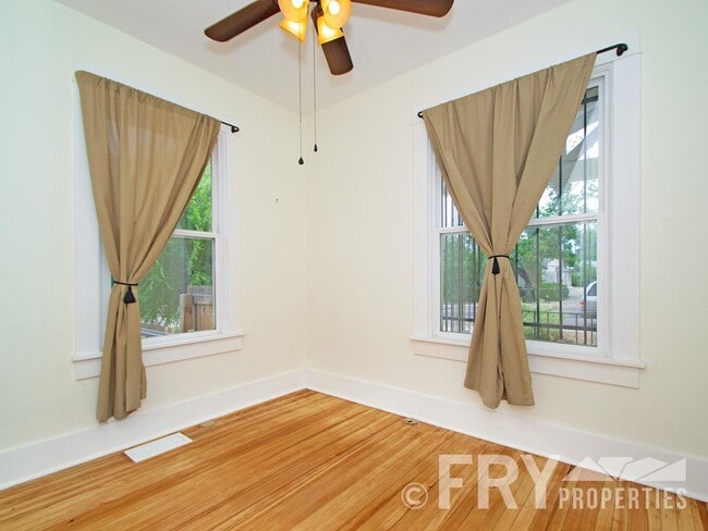 Building Photo - Classic bungalow with modern finishes in burgeoning Regis neighborhood.