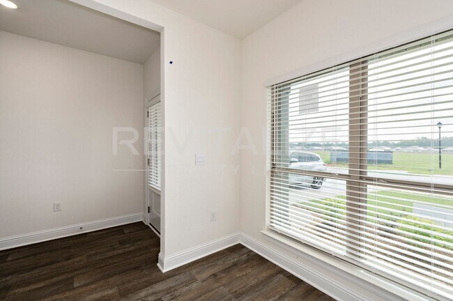 Building Photo - 13330 Shea Cir
