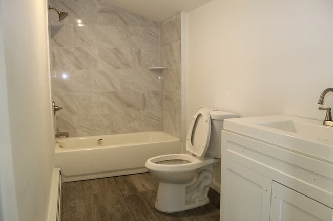 Building Photo - 647 New Park Ave