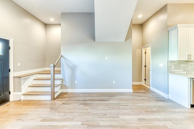 Building Photo - 79 Roslyn Rd